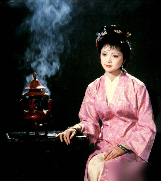 欧阳奋强说,当年她太美,被很多人暗恋,这些照片就是最好的证明