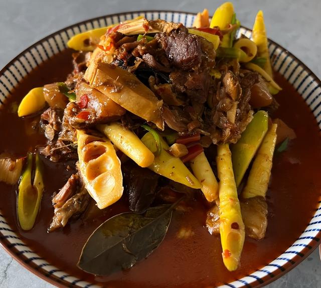 丈母娘去南京看女儿，吐槽亲家午餐太抠门，结果发现小丑是自己