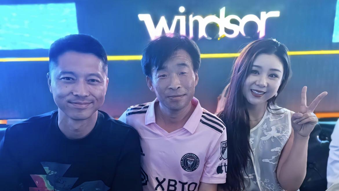 李小萌陪老公王雷狂欢！曝恩爱“秘籍”，7岁大儿依偎在爸爸肩头