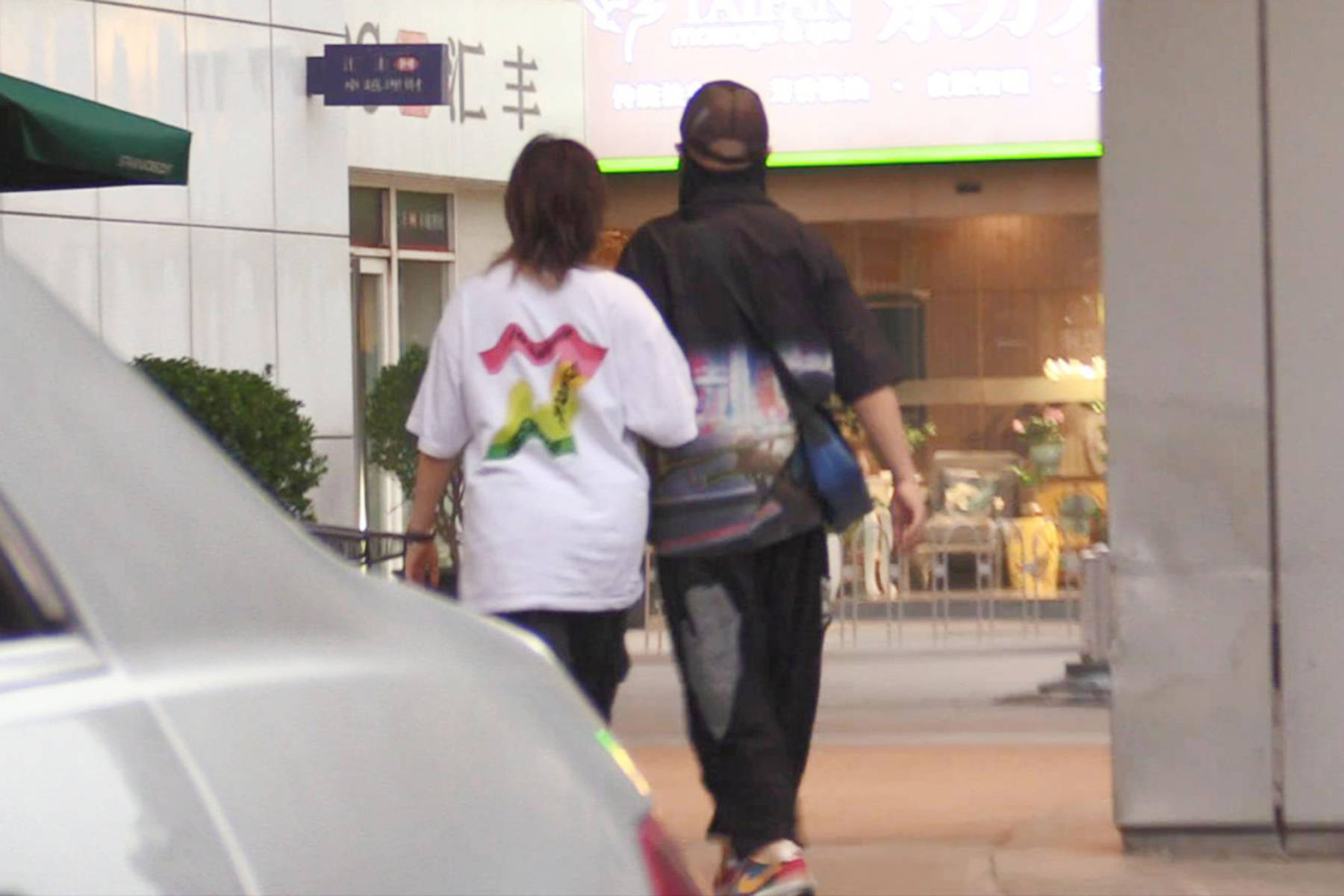 徐峥携女儿散步,15岁徐小宝身材和爸爸一样壮,走路气势都一样