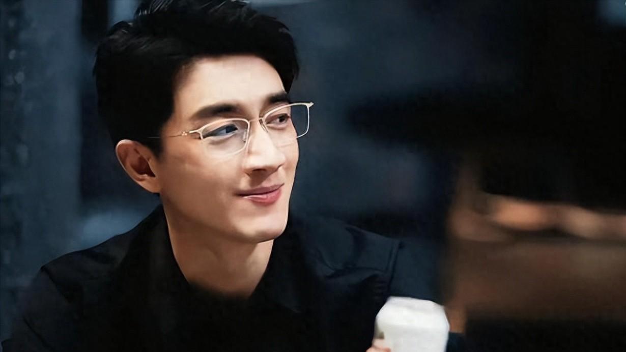 36岁林更新吃烧烤被偶遇，杀马特头抢镜，网友：网恋和奔现的区别