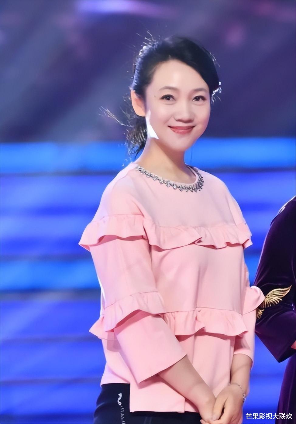 她是著名美女主持人,嫁给神秘老公生下三个孩子,50岁宛如少女