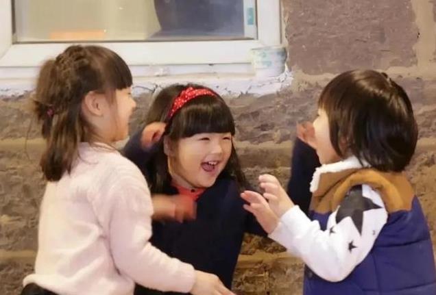 看到15岁王诗龄和37岁刘亦菲同框，明白了皮相美和矜持美的区别