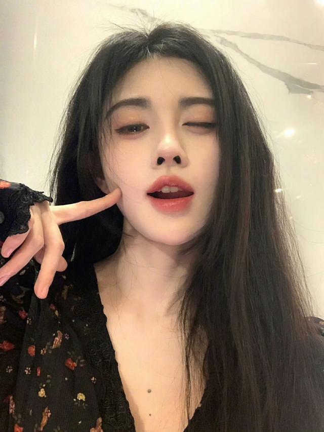 鞠婧祎这几张对视看着太有感觉了而且又不自觉的看到了胸前的痣