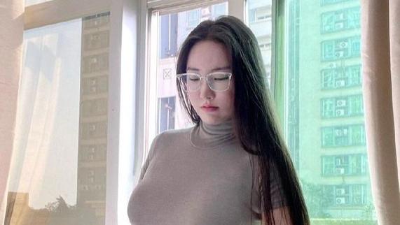 00后实习生给老板当私人秘书，声称天天累得受不了，网友：娶你做全职太太