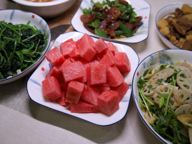夏天没胃口，我家的晚餐这样吃，样样光盘，网友：这菜打包！