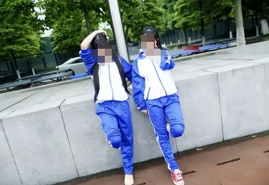 “好寒酸,妈妈吃西餐还用优惠券”,13女儿当场崩溃,评论区炸锅