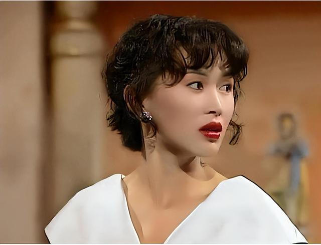 “亚视一姐”陈秀雯,被渣男老公骗光家产,如今61岁落寞街头