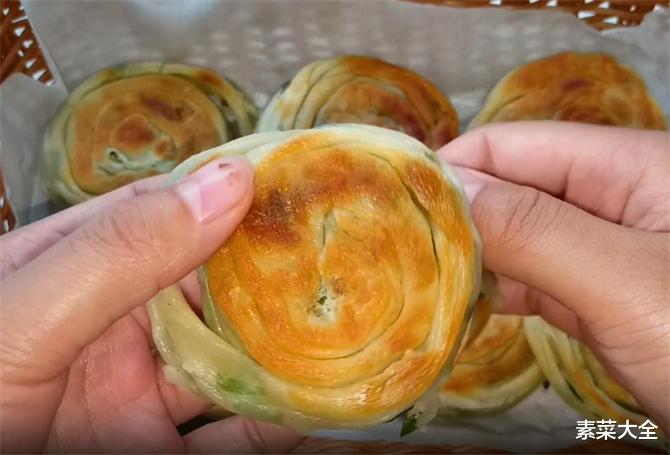 吊炉葱花饼,外面卖3元一个排队买,葱香十足,一锅烙8个不够吃