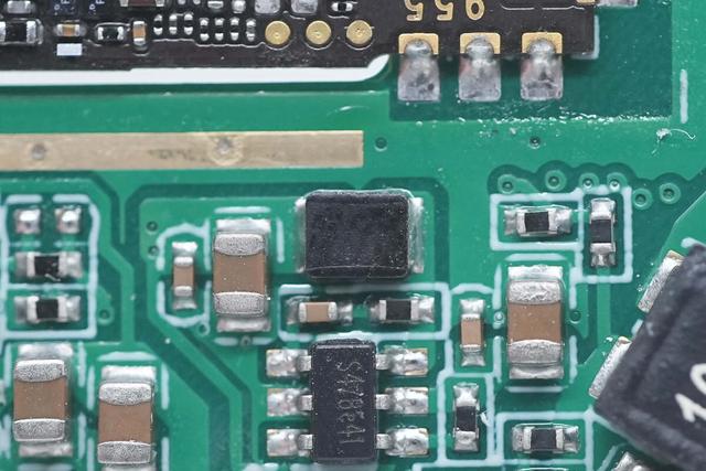 苹果全家桶同时充,折叠还便携,安克25W Qi2三合一无线充电器拆解