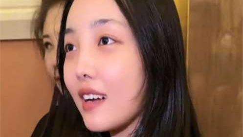 56岁谢广坤三婚生了儿子：28岁小娇妻名校毕业，曾是他资助的大学生！