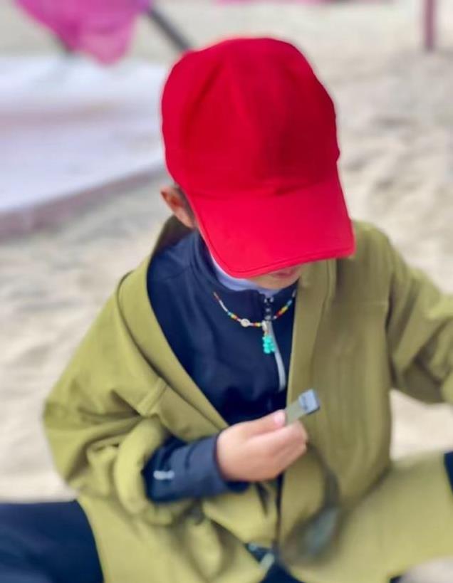 靳东带妻儿度假，10岁哥哥已经高出妈妈肩膀，母子三人同款大长腿