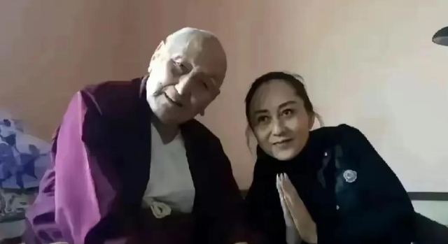 61岁李连杰和63岁利智近照，老态尽显，和普通老年人差不多