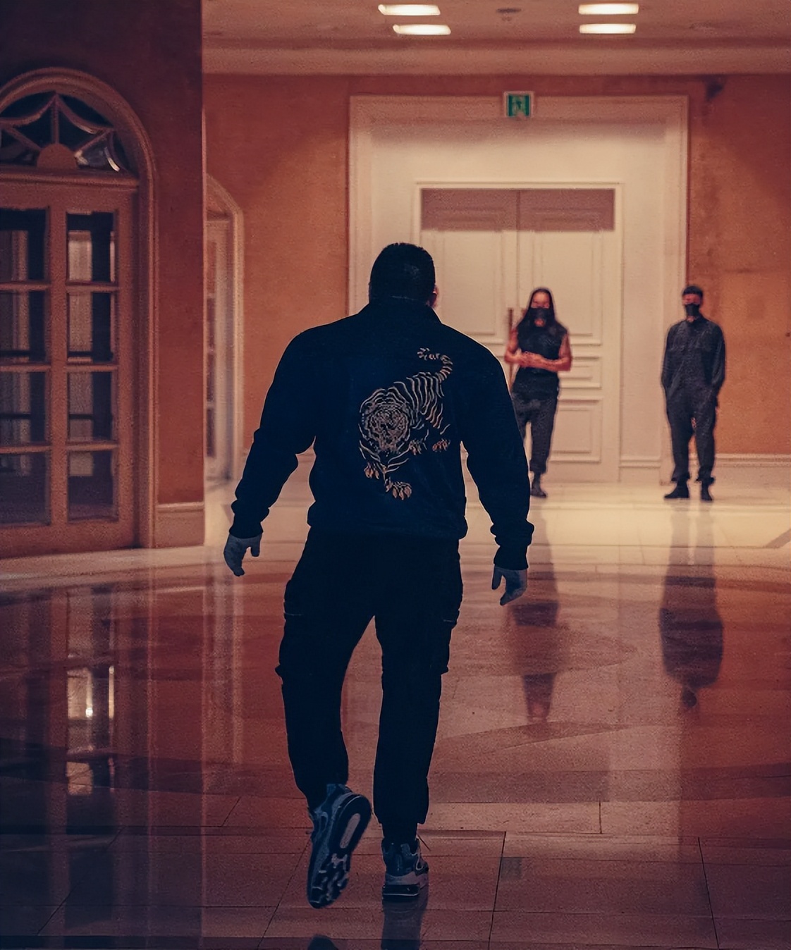 “神马东锡”又有新片来袭，一拳一个怪物，硬核男人搭配顶级美女