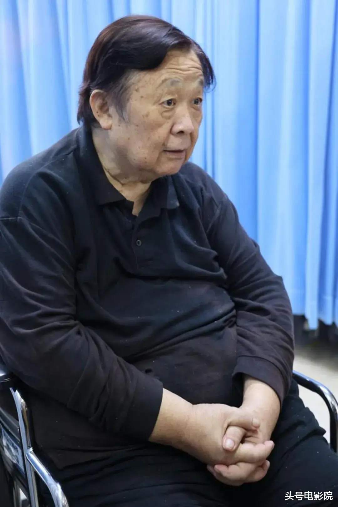 老戏骨坐轮椅!83版射雕老顽童周伯通晚年住养老院,女儿女友消失