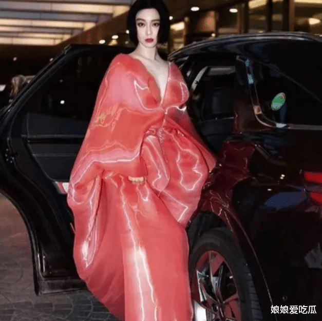 43岁范冰冰在海外彻底放开，金礼服搭吊带裙秀蜜桃身材，气场全开成“沙漠女王”