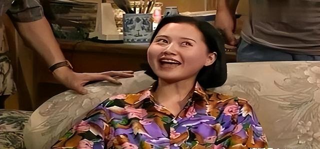 小品女神蔡明失去双臂?以前的美貌是真的没了!网友:哪来的大妈