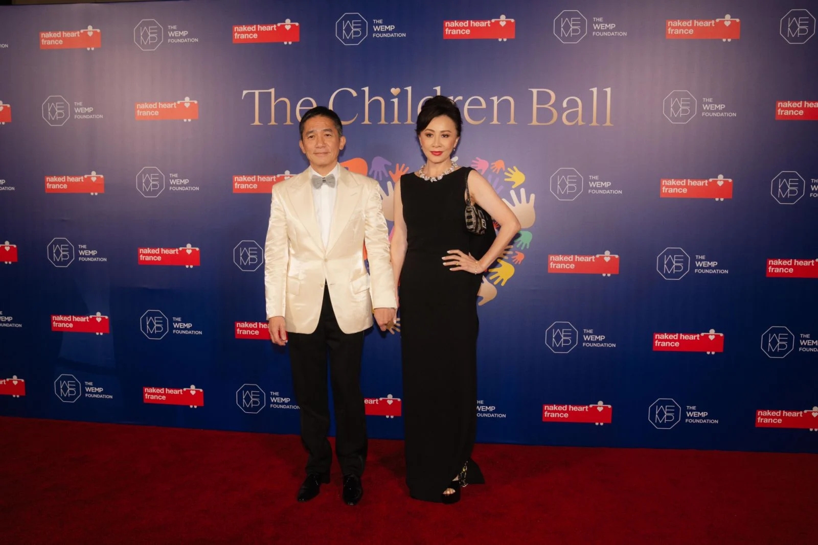 LV太子妃来香港啦!穿抹胸红裙出席慈善红毯,生了五个都有少女感