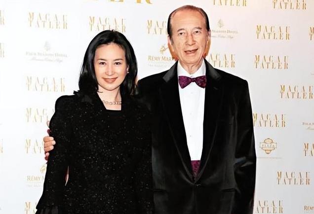 何超琼出席南京活动,62岁仍然光彩照人,副部级身份意外曝光