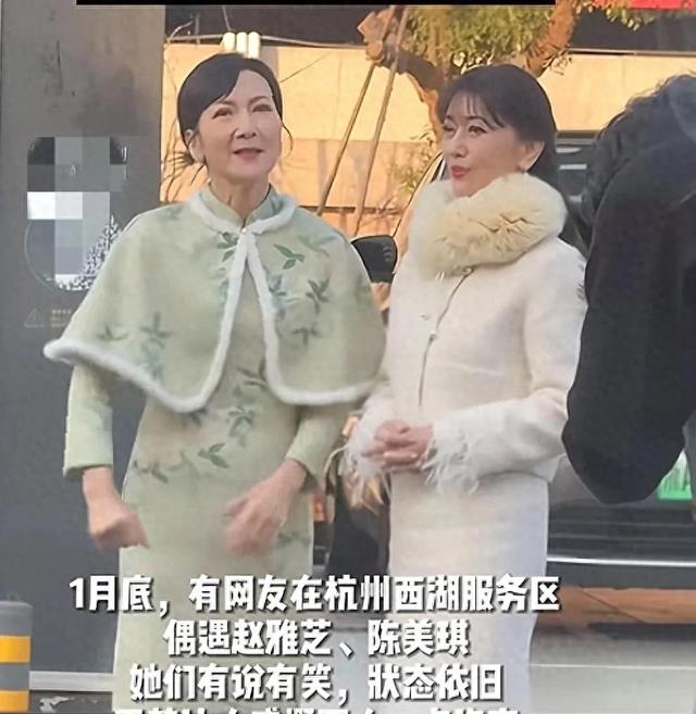 杭州偶遇赵雅芝陈美琪，相差五岁小青老了，白娘子容颜依旧似少女