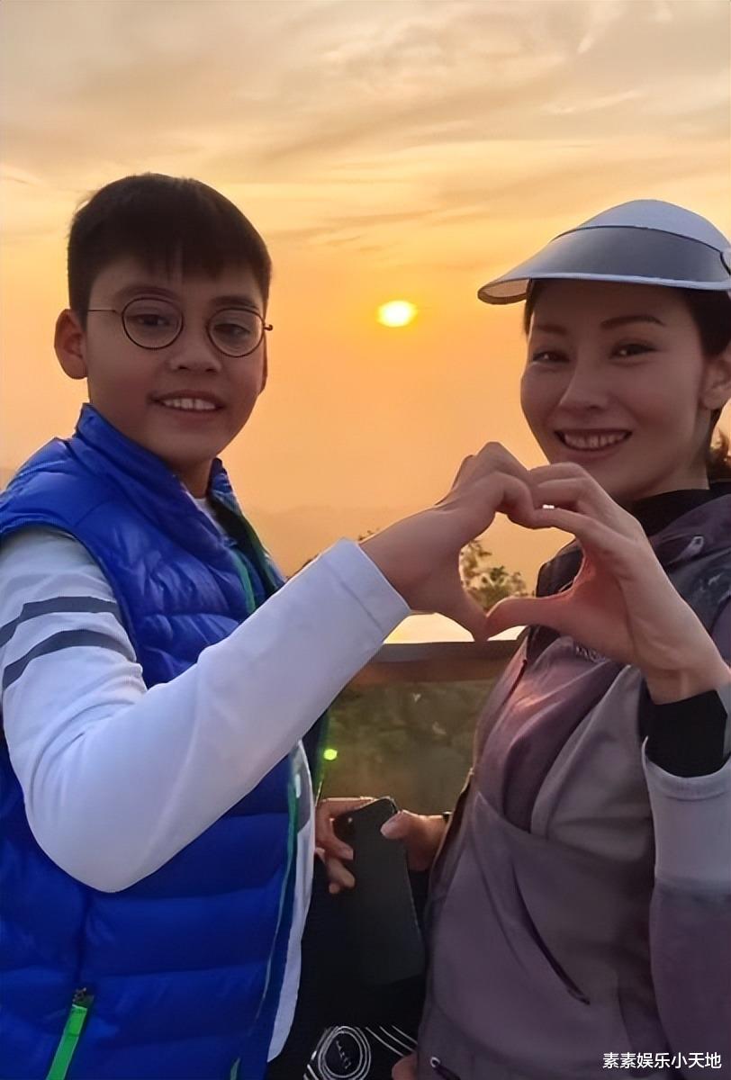 李嘉欣迎接54岁生日,晒定制礼物和狗狗,她的生活状态很好