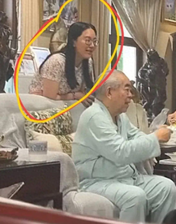 86岁范曾居家近照曝光!徐萌素颜曝光胖了好多,儿媳穿Gucci出镜