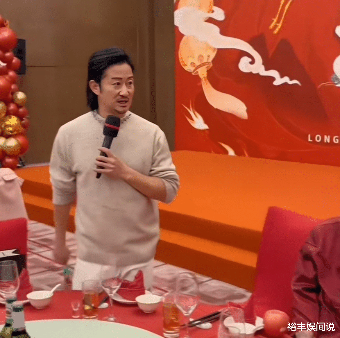 吴京携全家为父亲过80岁大寿!老爷子满头黑发,小儿子情商被赞高