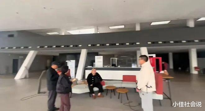 天津最大奥迪4S店倒闭：大厅站满维权人，展车连夜拉走，内情揭露