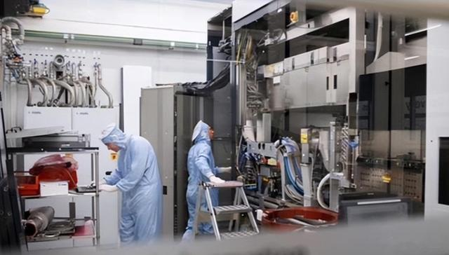 荷兰正式宣布,光刻机禁令再次升级,ASML:我们太自以为是了