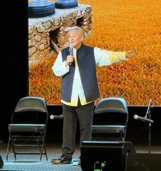 赵本山在美国纽约，举办华人春晚，演小品拉二胡，逗得全场人大笑