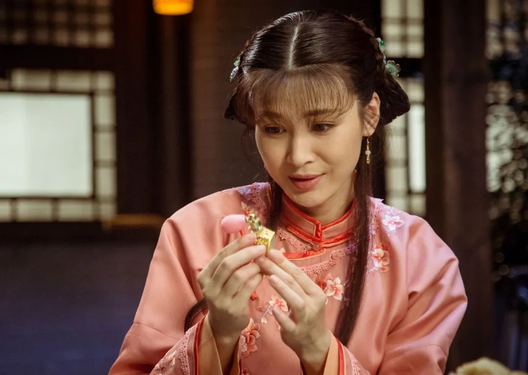 44岁童蕾演女娃，一脸褶子扎双马尾，“强行扮嫩”的风刮到历史剧