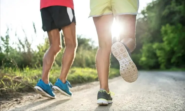 医生强调：超过70岁的老人，宁愿不喝水渴着，也别在这个时候喝水