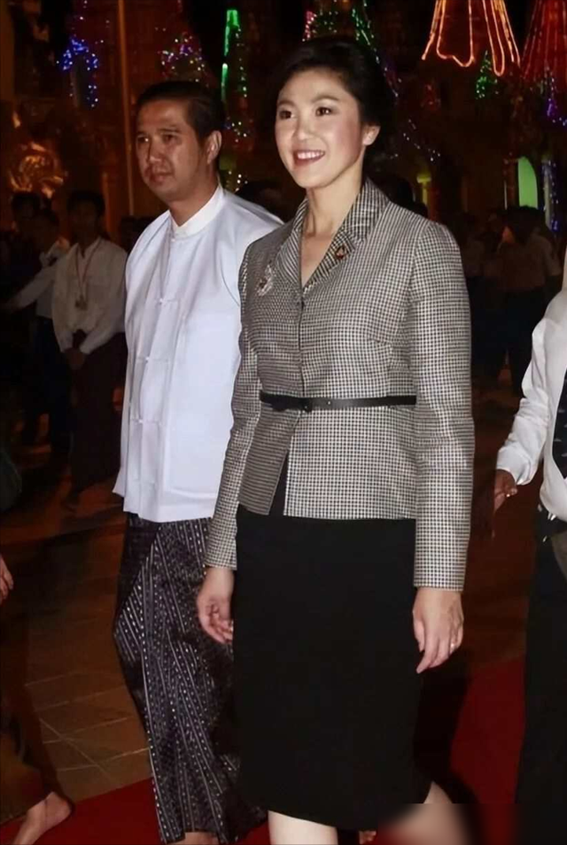 被泰国前总理英拉惊艳,穿衣简约得体,发不乱披,56岁也优雅气质