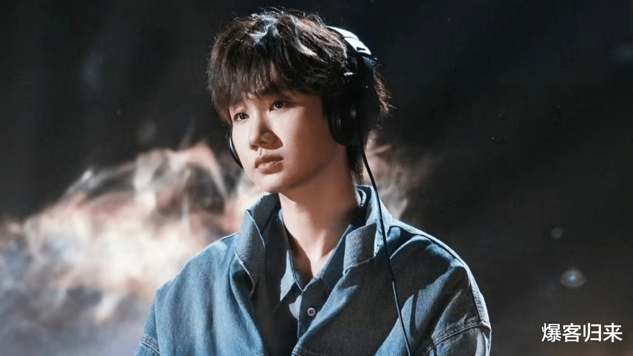 谭维维直播尴尬瞬间曝光，误将直播当录播，真诚反应引发热议