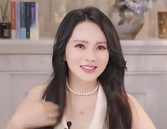 57岁伊能静生图曝光，医美痕迹明显，直播滤镜难掩岁月痕迹