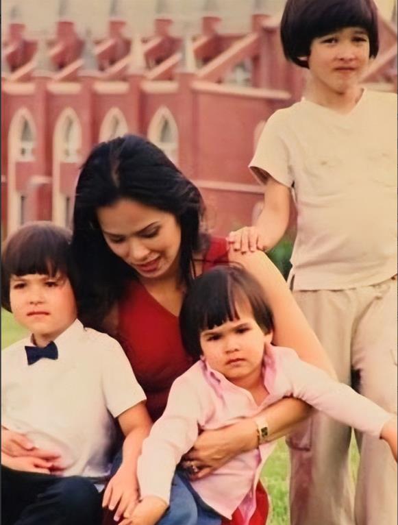 61岁韦唯消失十年，在泰国出车祸脊柱折断，差点下身瘫痪细节曝出