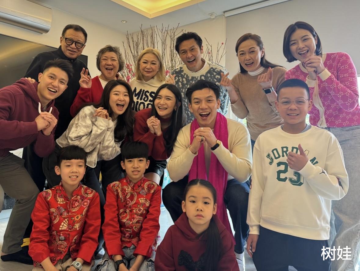 陈豪全家到许绍雄家中拜年，俩儿子穿唐装好喜庆，关礼杰夫妇也在