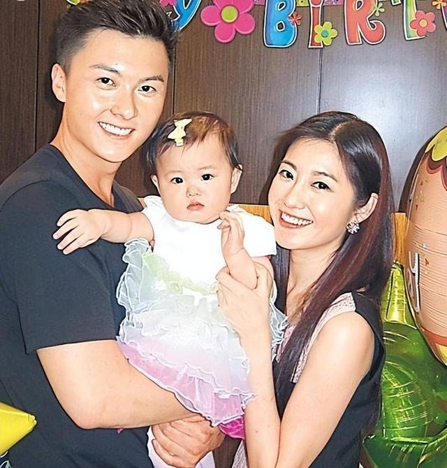 疑陈自瑶12岁女儿近照流出！变惊艳美少女，戴钻戒一头卷发显成熟