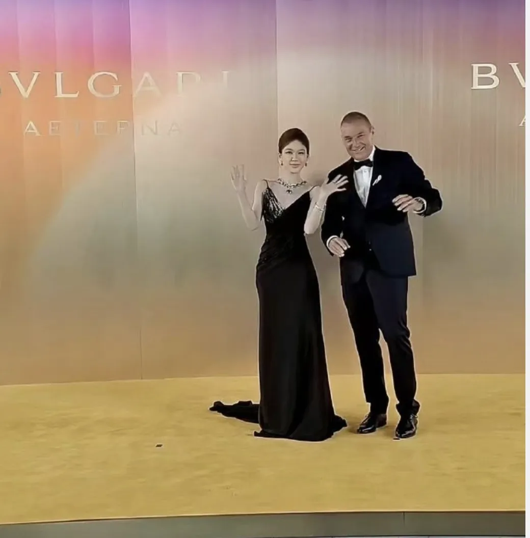 这一夜：37岁刘亦菲伸出手，连忙鞠躬的赵露思，暴露了内娱真实咖位