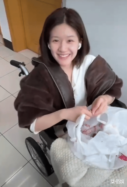 赵露思再晒进食照,拿勺动作不同往日,手指变灵活病情明显好转