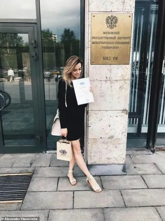 德普新女友曝光,年龄比他小一半,只比女儿大三岁?!网友:各有所图