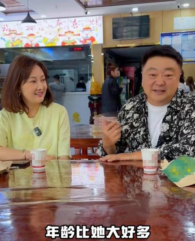 58岁洪剑涛宴请牛莉吃牛头宴,52岁牛莉惊艳全场