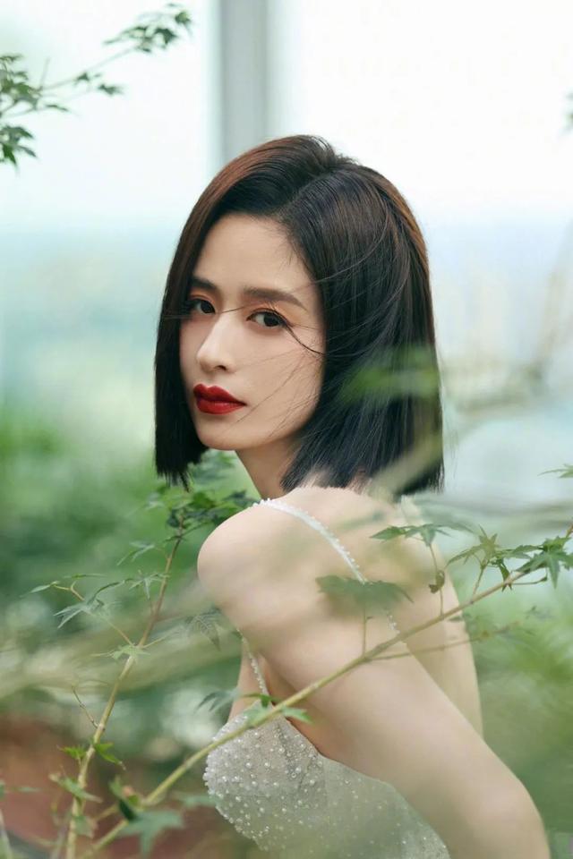 颖儿优雅纯净，宛如仙子