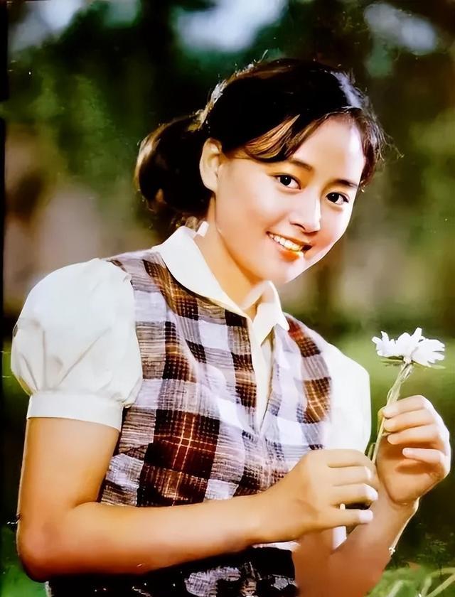 演员张瑜:离婚后单身30年,再见前夫仍感到心动,66岁没有子女