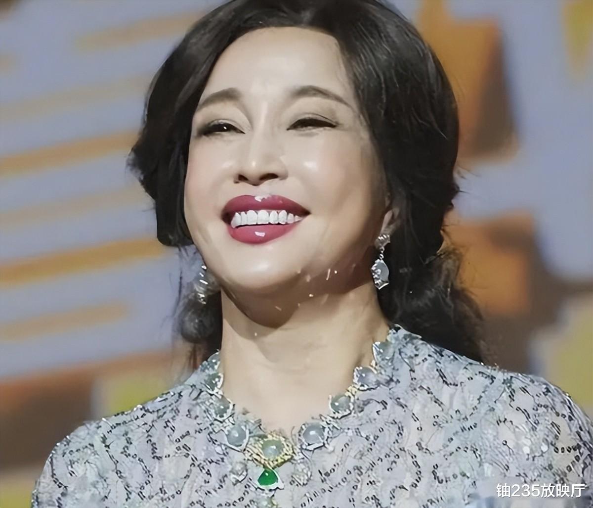 74岁刘晓庆现身国外，和小鲜肉共进晚餐乐开花，网友：不愧是庆奶