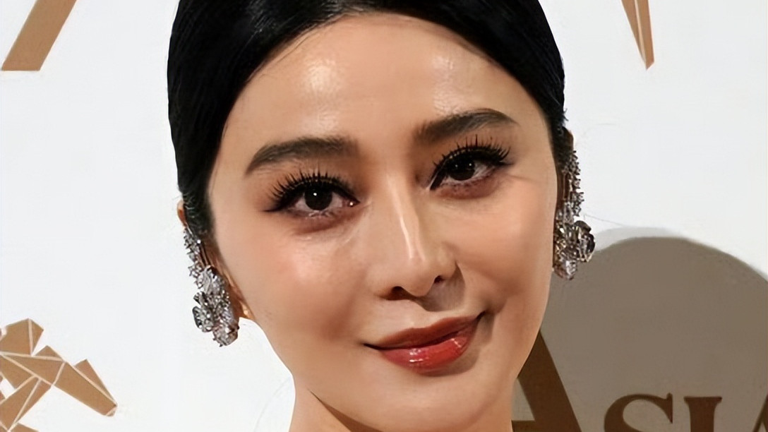 香港这夜！范冰冰丰满有料，赵丽颖裸肩诱人，蒋勤勤只惊艳上半身