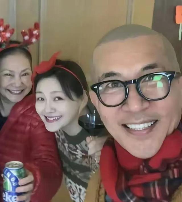 小S大晒全家福!大S罕露面状态超美,具俊晔专门陪丈母娘一家过节