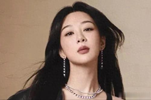 杨紫从小美到大，气质也越来越好，以后前途不可限量。