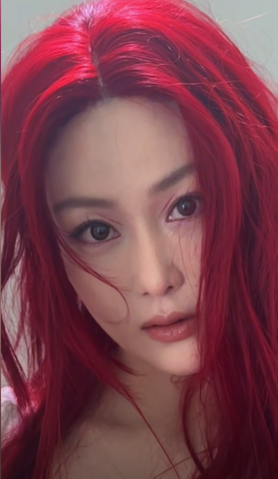 37岁张馨予近照认不出!一头红发杀马特,眼神迷离情绪状态引担忧