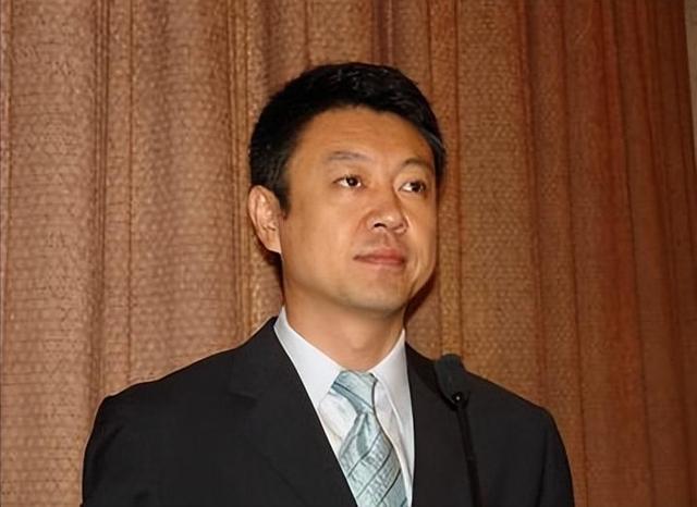 私生活混乱?被传10年换5任妻子,从央视离职的他,现在怎么样了